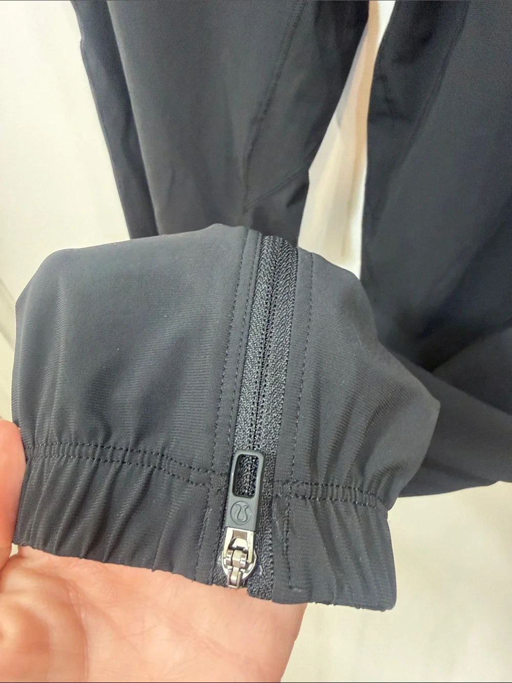 Lululemon men’s black nylon joggers zipper ankle size large.